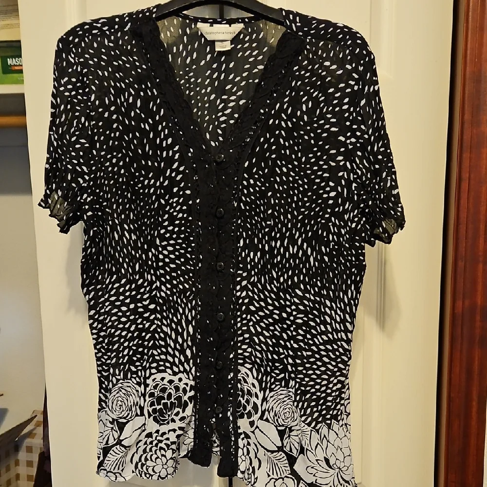 Christopher & Banks Black and White Floral Blouse/Elegant blouse/Slimming - Picture 1 of 1